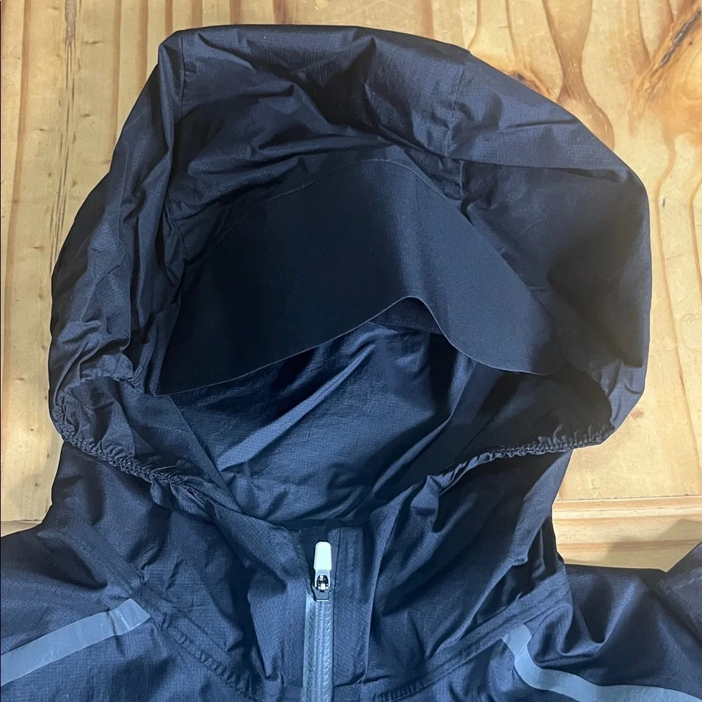 On Running Two-Tone Navy and Black Lightweight Running Jacket - Picture 5 of 16